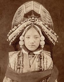 Book cover of Lynn Levenberg's Tibetan Women’s Jewelry, with a Tibetan Ga’u Box set with Turquoise and glass Dzi Beads. Published by Arnoldsche Art Publishers.