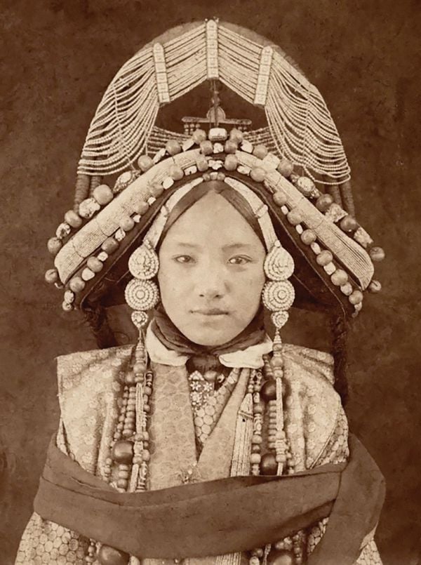 Book cover of Lynn Levenberg's Tibetan Women’s Jewelry, with a Tibetan Ga’u Box set with Turquoise and glass Dzi Beads. Published by Arnoldsche Art Publishers.