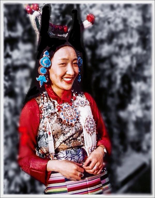 Book cover of Lynn Levenberg's Tibetan Women’s Jewelry, with a Tibetan Ga’u Box set with Turquoise and glass Dzi Beads. Published by Arnoldsche Art Publishers.