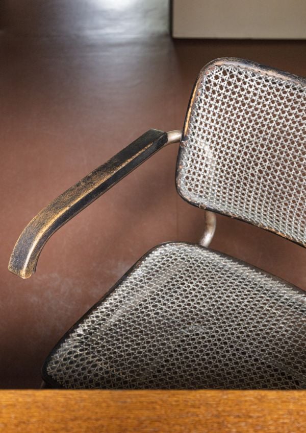 Orange door with key in lock, on cover of 'mayhaus, Das Musterhaus des Neuen Frankfurt', by Avedition Gmbh.