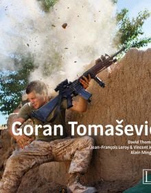 Book cover of Goran Tomaševic?, featuring an image of US Marine William Olas Bee in a close call after Taliban fighters opened fire near Garmser in Helmand in 2008. Published by Edition Lammerhuber.