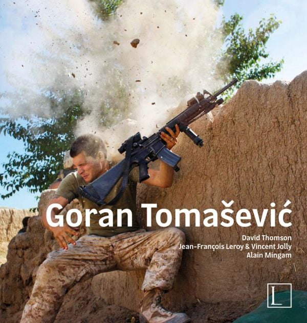 Book cover of Goran Tomaševic?, featuring an image of US Marine William Olas Bee in a close call after Taliban fighters opened fire near Garmser in Helmand in 2008. Published by Edition Lammerhuber.