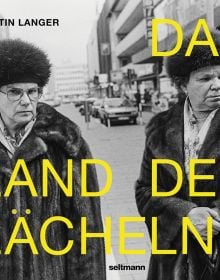 Book cover of Das Land des Lächelns, with two women wearing fur coats and hat. Published by Seltmann Publishers.