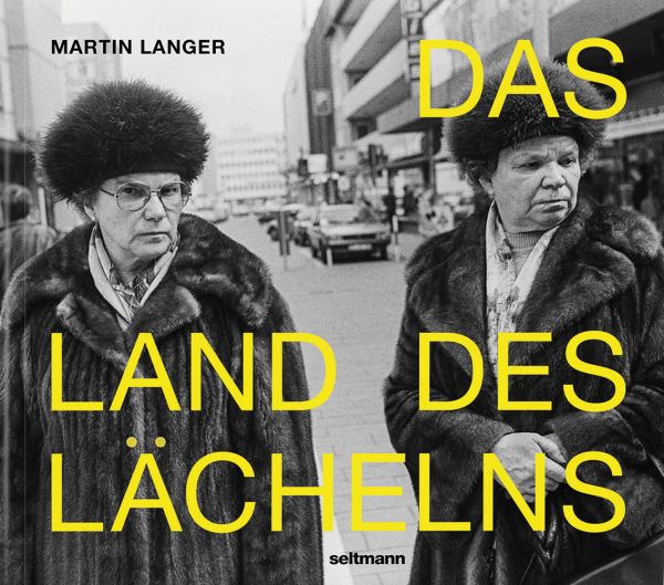 Book cover of Das Land des Lächelns, with two women wearing fur coats and hat. Published by Seltmann Publishers.