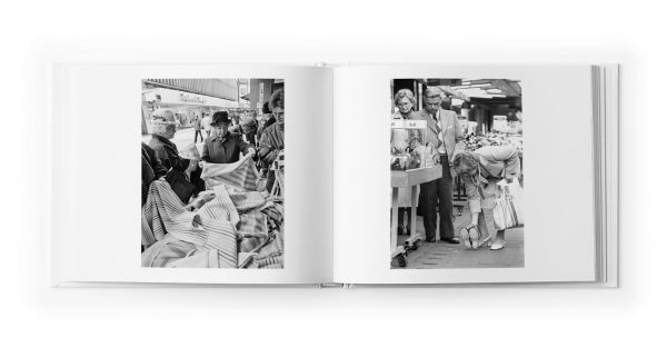 Book cover of Das Land des Lächelns, with two women wearing fur coats and hat. Published by Seltmann Publishers.