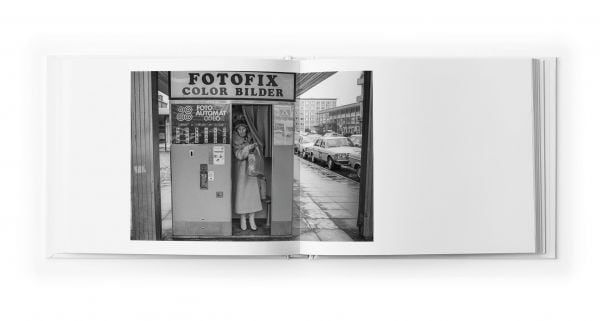 Book cover of Das Land des Lächelns, with two women wearing fur coats and hat. Published by Seltmann Publishers.