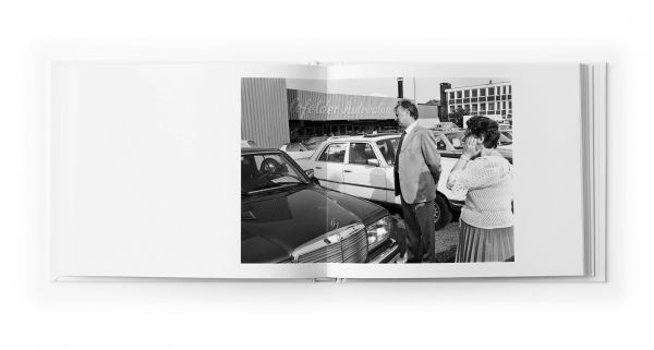 Book cover of Das Land des Lächelns, with two women wearing fur coats and hat. Published by Seltmann Publishers.