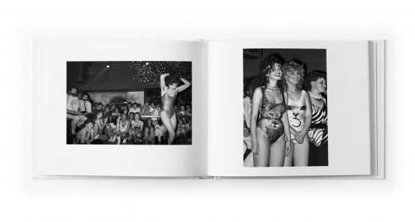 Book cover of Das Land des Lächelns, with two women wearing fur coats and hat. Published by Seltmann Publishers.