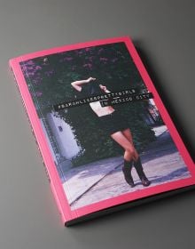 Book cover of Sarahlikesprettygirls: In Mexico City, with a woman in short, lifting up her top. Published by Seltmann Publishers.