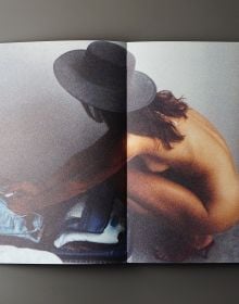 Book cover of Sarahlikesprettygirls: In Mexico City, with a woman in short, lifting up her top. Published by Seltmann Publishers.