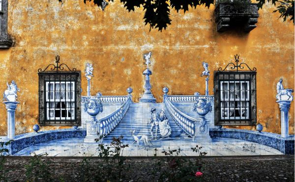 Book cover of This Must be Paradise', with an aerial view of luxury beach resort with palm trees surrounding a decked area. Published by teNeues Books.
