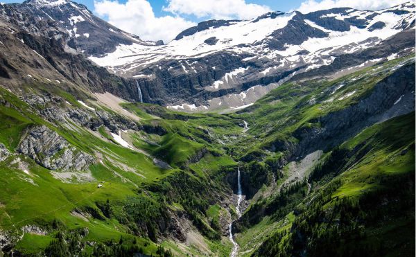 Book cover of This Must be Paradise', with an aerial view of luxury beach resort with palm trees surrounding a decked area. Published by teNeues Books.