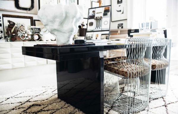 Book cover of Move and Art, featuring an interior space with large window, and tribal style chairs. Published by teNeues Books.