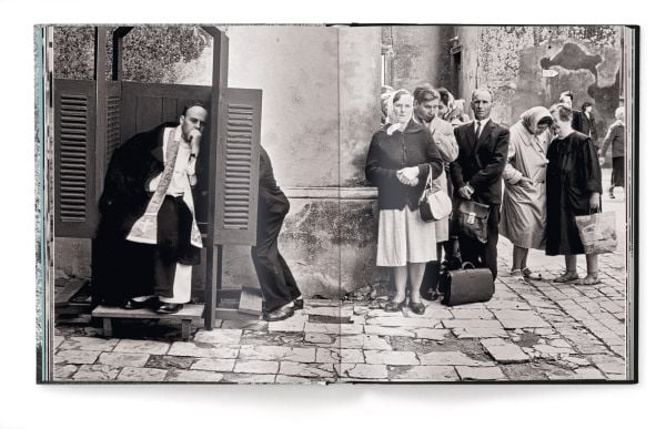 Book cover of Last Laughs, featuring the silhouette of a figure with two flowers placed where the eyes are. Published by teNeues Books.