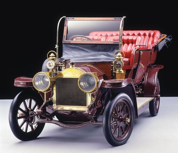 Book cover of Baden-Baden: The Hidden Motor City: Fascinating Automotive History with Benz, Caracciola & Co., with profile of motor car. Published by teNeues Books.