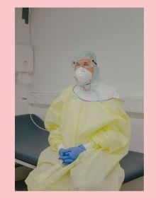 Book cover of Ingmar Björn Nolting, About the Days Ahead; featuring person in yellow medical gown, blue gloves face mask and goggles, sitting on hospital bed. Published by Verlag Kettler.