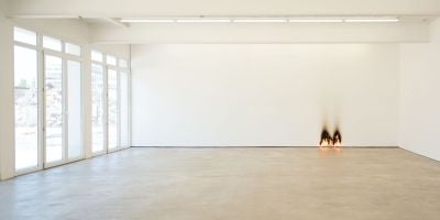 Art catalogue cover of Nasan Tur: Hunted, with a soft spot-light on a dead baby deer. Published by Verlag Kettler.