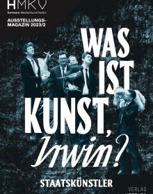 Book cover of Was ist Kunst, IRWIN?: HMKV 2023/2, with a group of men in suits, holding stuffed animals. Published by Verlag Kettler.