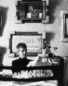 Book cover of Was ist Kunst, IRWIN?: HMKV 2023/2, with a group of men in suits, holding stuffed animals. Published by Verlag Kettler.