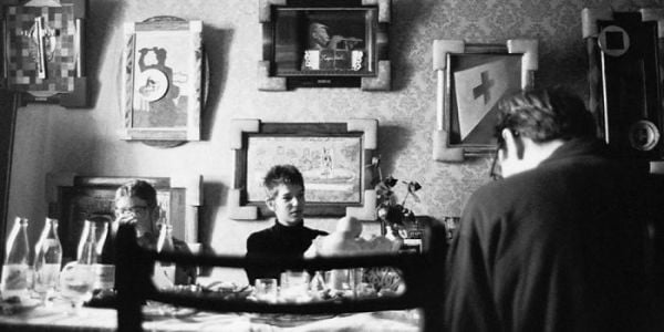 Book cover of Was ist Kunst, IRWIN?: HMKV 2023/2, with a group of men in suits, holding stuffed animals. Published by Verlag Kettler.