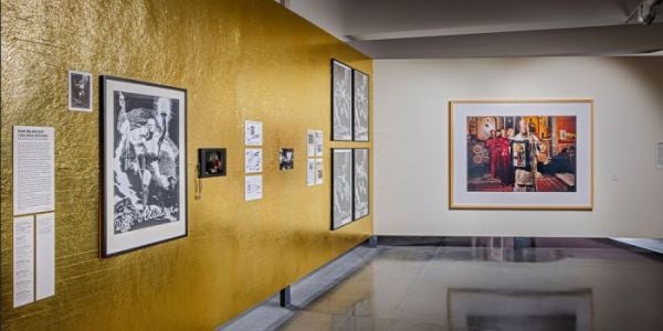 Book cover of Was ist Kunst, IRWIN?: HMKV 2023/2, with a group of men in suits, holding stuffed animals. Published by Verlag Kettler.