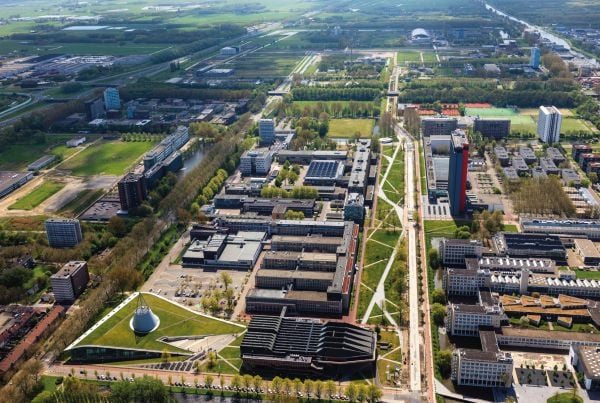 Book cover of a+u 21:04, 607: Feature: Mecanoo. Published by Shinkenchiku-Sha Co., Ltd.