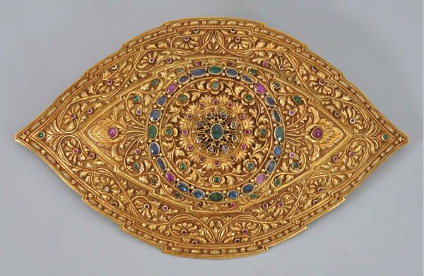 Book cover of Michael Backman's Malay Silver and Gold: Courtly Splendour from Indonesia, Malaysia, Singapore, Brunei and Thailand, with a collection of decorative Asian wares. Published by River Books.