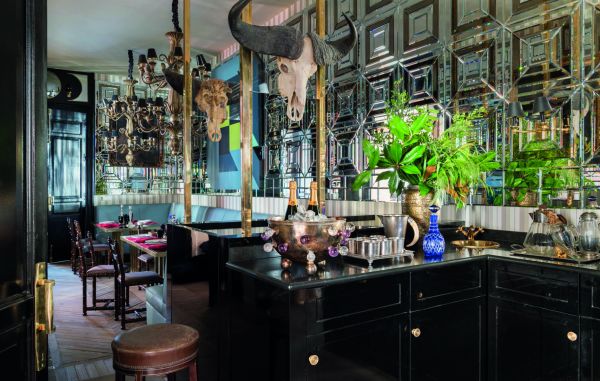 Luxury interior with patterned rug, gold mirrors, cream furnishings, carved statue, on cover of 'Lorenzo Castillo', by Ediciones El Viso.