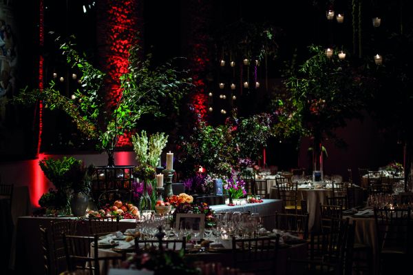 Pink roses, hydrangeas, dahlias and blue eryngium, on cover of 'Weddings A-Tipica', by Ediciones El Viso.