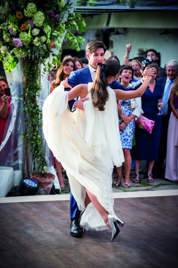 Pink roses, hydrangeas, dahlias and blue eryngium, on cover of 'Weddings A-Tipica', by Ediciones El Viso.