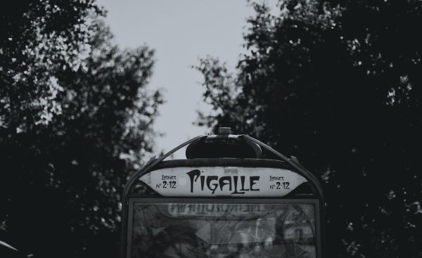 Book cover of Paris; featuring Parisian architecture through an archway. Published by Helmin & Sorgenfri.