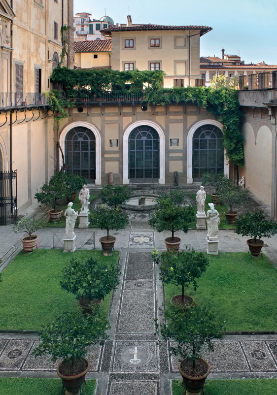 Book cover of Palazzo Medici Riccardi, with the courtyard of the Palazzo Medici Riccardi, marble sculpture of Orpheus with three-headed dog Cerberus. Published by Officina Libraria.