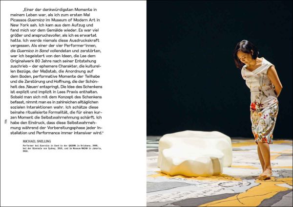 3 Asian figures sweeping floor with twig made brooms, LEE MINGWEI LI GESCHENKE & RITUALE in white font down top half of cover.