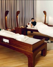 3 Asian figures sweeping floor with twig made brooms, LEE MINGWEI LI GESCHENKE & RITUALE in white font down top half of cover.