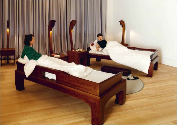 3 Asian figures sweeping floor with twig made brooms, LEE MINGWEI LI GESCHENKE & RITUALE in white font down top half of cover.