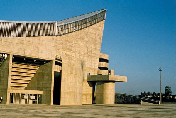 Book cover of Baghdad: Eye’s Delight, featuring a female figure walking near the Freedom Monument in Baghdad, Iraq. Published by Silvana.