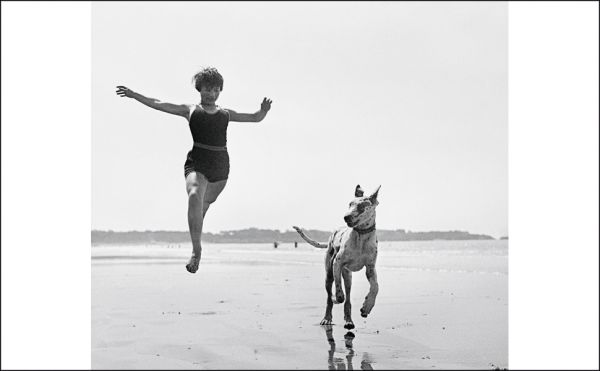 Book cover of Lartigue | Kertész, featuring two black and white photographs by the sea. Published by Silvana.