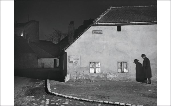 Book cover of Lartigue | Kertész, featuring two black and white photographs by the sea. Published by Silvana.