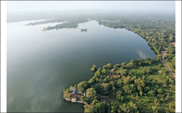 Book cover of Gardens of Sri Lanka: 2000 Years of Landscape Architecture Tradition. Published by Silvana.