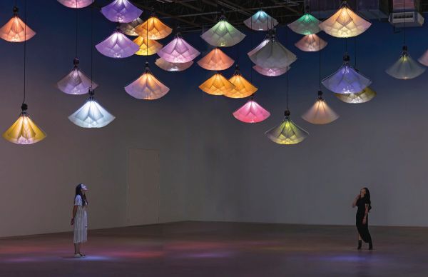 Book cover of Flowers: From the Renaissance To Artificial Intelligence, with a bouquet of flowers, butterflies and a hand. Published by Silvana.