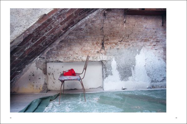 Book cover of Paolo Simonazzi: Habana, Eventual; featuring a photograph of an ornate stone staircase set against warm yellow walls. Published by Silvana.