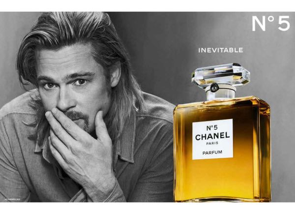 Book cover of Chanel No. 5, The Perfume of a Century, with a perfume bottle. Published by White Star.