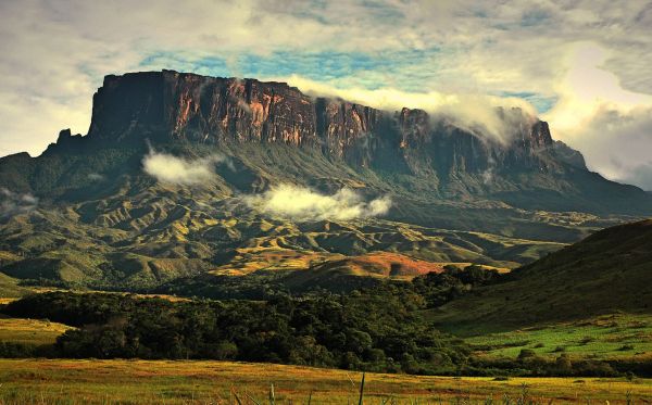 Book cover of Beautiful Peaks, Famous peaks that hold great records, mountains with glorious history and places of great spirituality', with a mountainous peak covered in snow, and lake below. Published by White Star.