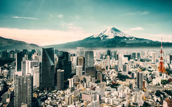 Book cover of Beautiful Peaks, Famous peaks that hold great records, mountains with glorious history and places of great spirituality', with a mountainous peak covered in snow, and lake below. Published by White Star.