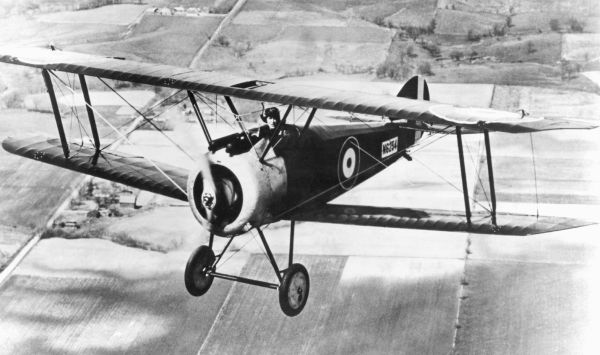 Book cover of Combat Aircraft, The Legendary Models with a red German Fokker Triplane and silver Lockheed Martin F-35 Lightning II. Published by White Star.