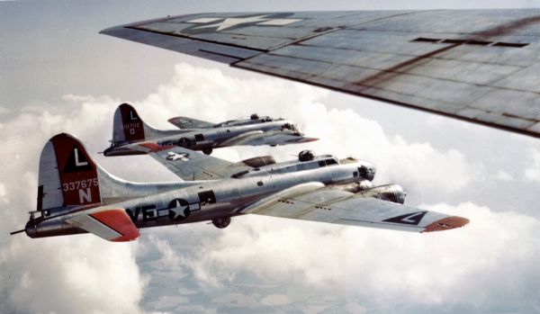 Book cover of Combat Aircraft, The Legendary Models with a red German Fokker Triplane and silver Lockheed Martin F-35 Lightning II. Published by White Star.