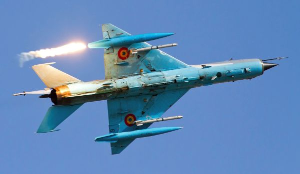 Book cover of Combat Aircraft, The Legendary Models with a red German Fokker Triplane and silver Lockheed Martin F-35 Lightning II. Published by White Star.