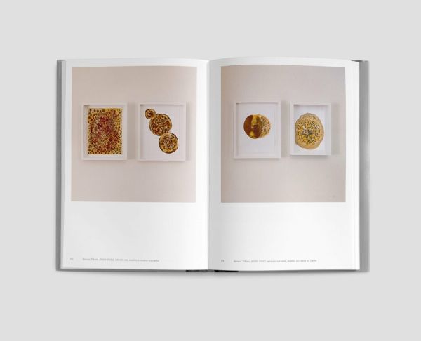 Book cover of Klaus Münch, with a blue and purple abstract painting on oval canvas. Published by Forma Edizioni.