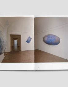 Book cover of Klaus Münch, with a blue and purple abstract painting on oval canvas. Published by Forma Edizioni.