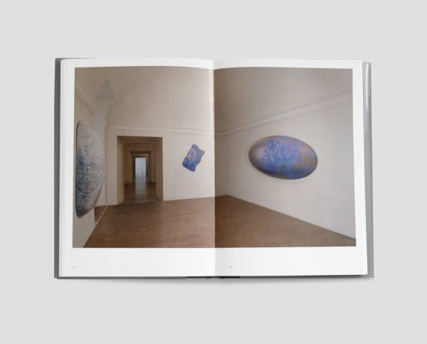 Book cover of Klaus Münch, with a blue and purple abstract painting on oval canvas. Published by Forma Edizioni.